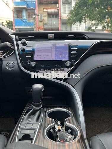 Toyota Camry 2021 2.5Q - Lướt 19,000 km cọp zin.