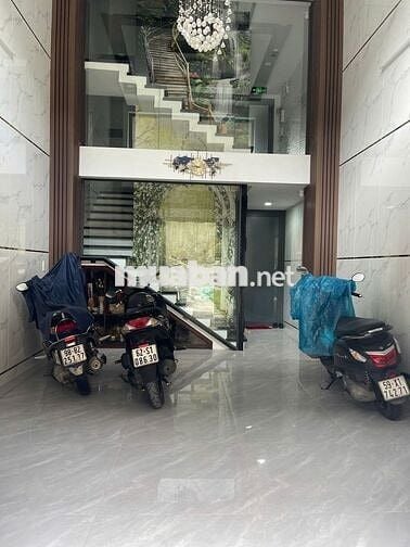 phòng full nội thất cửa sổ thoáng mát