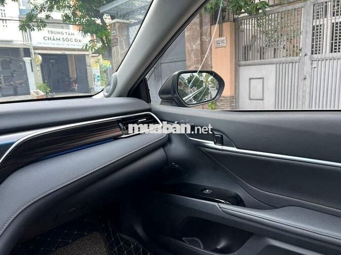 Toyota Camry 2021 2.5Q - Lướt 19,000 km cọp zin.