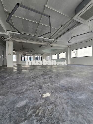 Văn phòng cho thuê 228m2 với 2 mặt tiền đường Hoàng Việt - Tân Bình