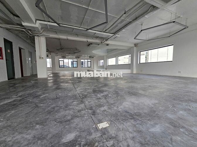 Văn phòng cho thuê 228m2 với 2 mặt tiền đường Hoàng Việt - Tân Bình