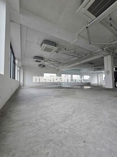 Văn phòng cho thuê 228m2 với 2 mặt tiền đường Hoàng Việt - Tân Bình