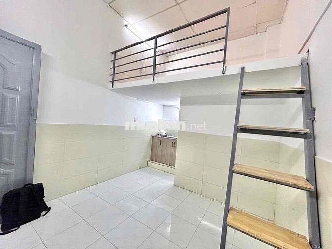 Phòng có gác giá 2.6tr - 2.9tr có máy lạnh ngay Mã Lò - Lê Văn Quới