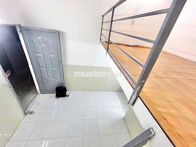 Phòng có gác giá 2.6tr - 2.9tr có máy lạnh ngay Mã Lò - Lê Văn Quới