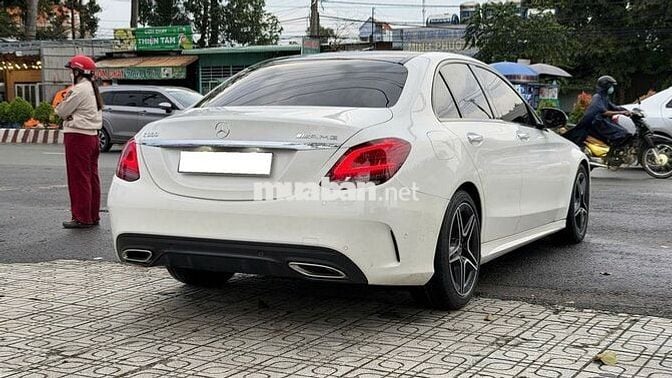 Mercedes C300 AMG 2021 màu trắng nội thất nâu