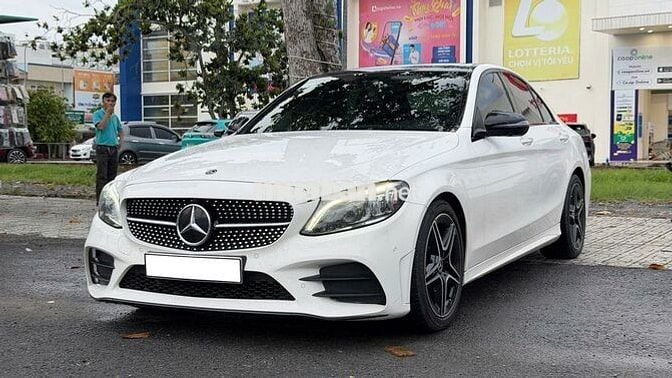 Mercedes C300 AMG 2021 màu trắng nội thất nâu