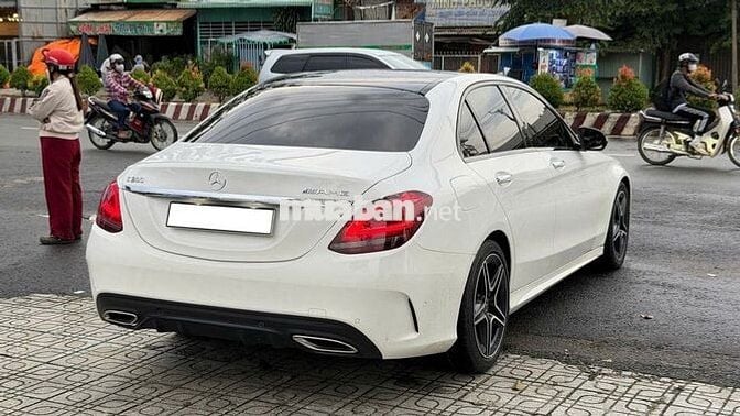 Mercedes C300 AMG 2021 màu trắng nội thất nâu
