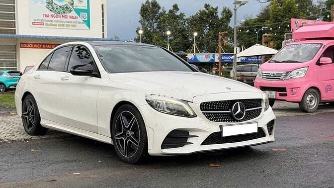 Mercedes C300 AMG 2021 màu trắng nội thất nâu