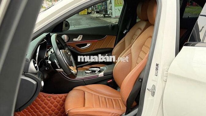 Mercedes C300 AMG 2021 màu trắng nội thất nâu