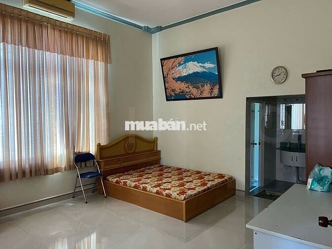 Nhà biệt thự 1 trệt 1 lầu đầy đủ nội thất, có sân rộng có 5 phòng ngủ