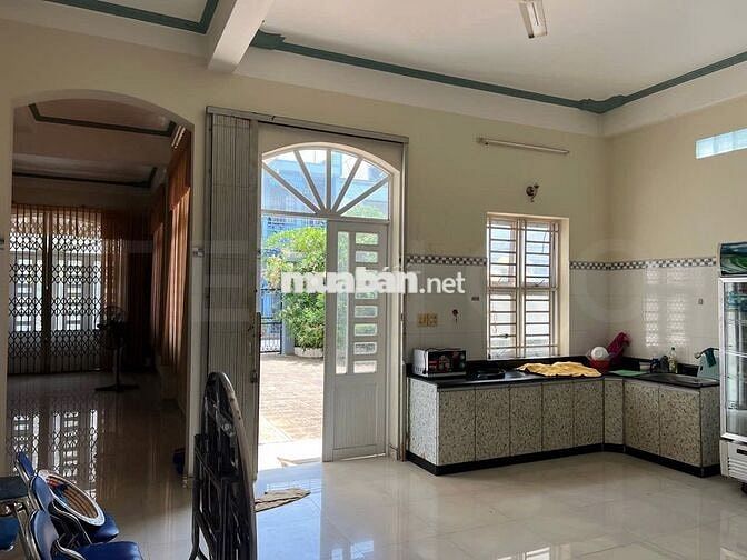 Nhà biệt thự 1 trệt 1 lầu đầy đủ nội thất, có sân rộng có 5 phòng ngủ