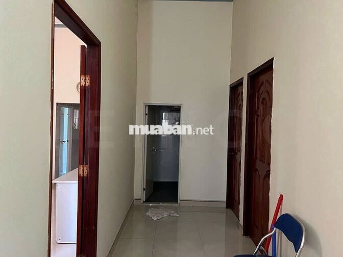 Nhà biệt thự 1 trệt 1 lầu đầy đủ nội thất, có sân rộng có 5 phòng ngủ