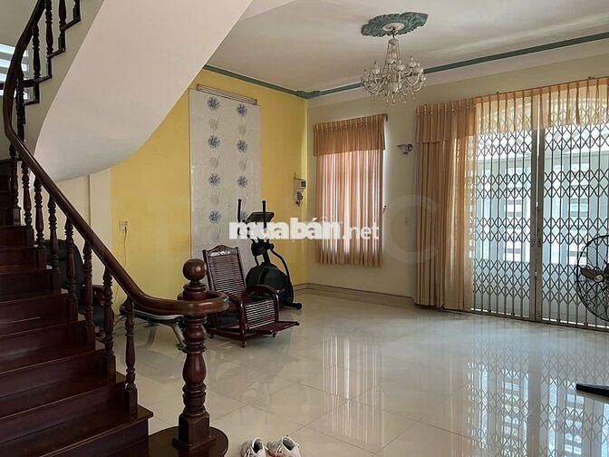 Nhà biệt thự 1 trệt 1 lầu đầy đủ nội thất, có sân rộng có 5 phòng ngủ