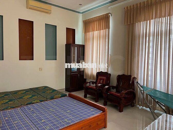 Nhà biệt thự 1 trệt 1 lầu đầy đủ nội thất, có sân rộng có 5 phòng ngủ