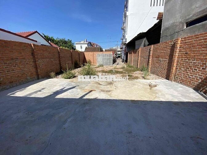 Ban nhanh đất hẻm 2 mặt tiền ngang 9mx18m tiện xây ở,căn hộ dịch vụ