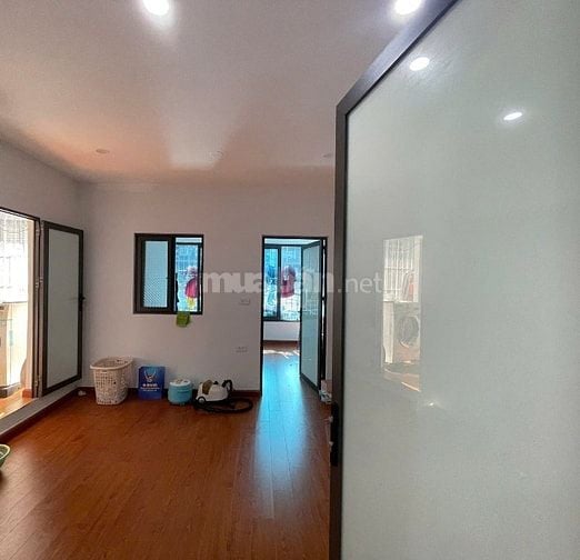 Cho thuê căn hộ tập thể thanh Xuân Bắc tầng2 gần ngã tư Khuất Duy Tiến
