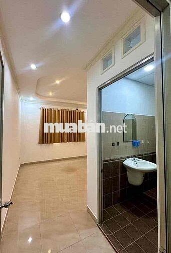 NHÀ 4 PHÒNG MẶT TIỀN KINH DOANH ĐƯỜNG CHỢ LỚN