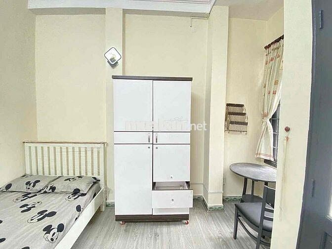 CHO THUÊ PHÒNG BAN CÔNG NGAY TRUNG TÂM GIÁ TỐT - GẦN BỜ KÈ Q3