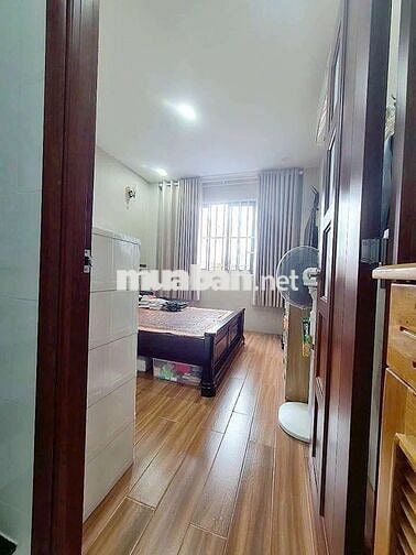 NHÀ 2 LẦU SÂN THƯỢNG 2PN RỘNG RÃI