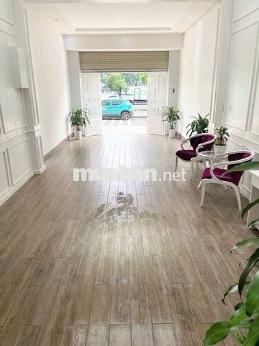 Mặt bằng tầng trệt đẹp Võ Văn Kiệt, Q.1, có chỗ đậu xe máy, ô tô