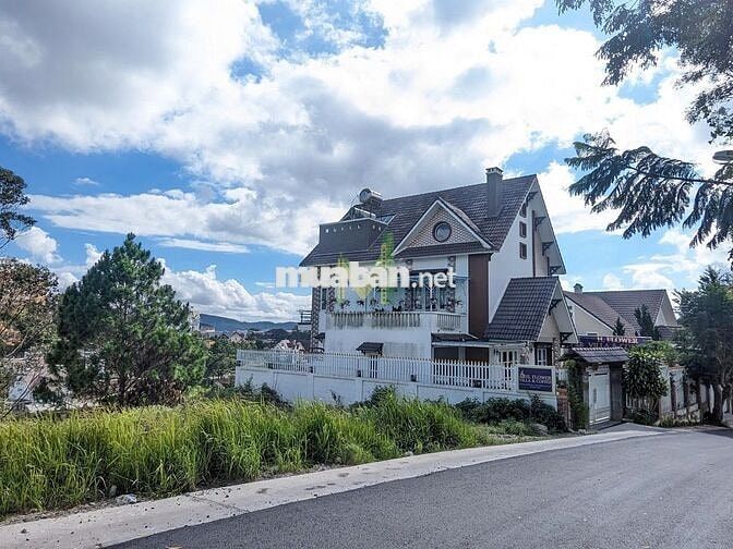 gửi bán lô đất 650m2 hai mặt tiền, full xây dựng đồi Huy Hoàng