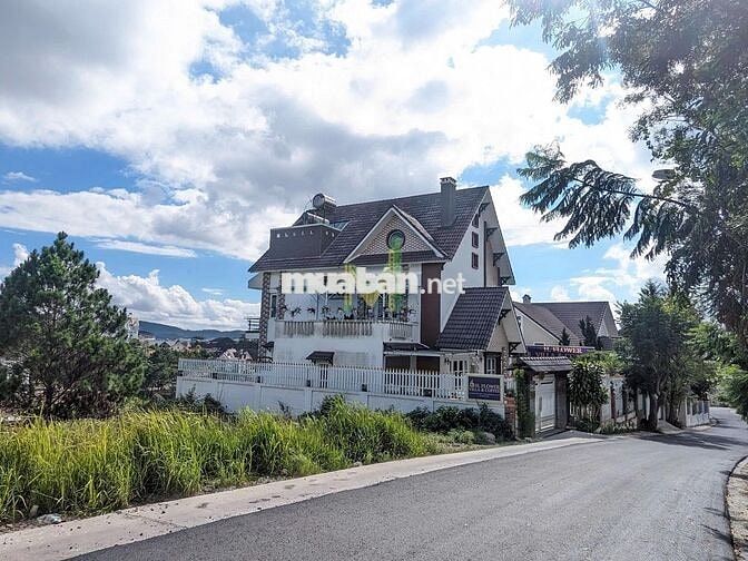 gửi bán lô đất 650m2 hai mặt tiền, full xây dựng đồi Huy Hoàng