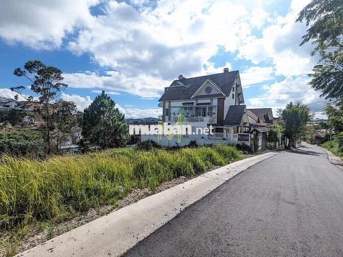 gửi bán lô đất 650m2 hai mặt tiền, full xây dựng đồi Huy Hoàng