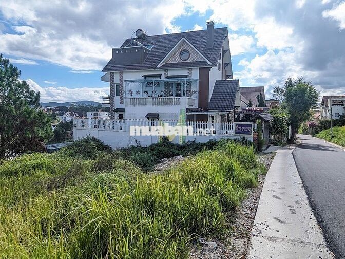 gửi bán lô đất 650m2 hai mặt tiền, full xây dựng đồi Huy Hoàng