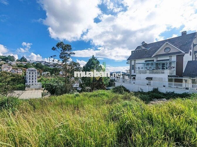 gửi bán lô đất 650m2 hai mặt tiền, full xây dựng đồi Huy Hoàng