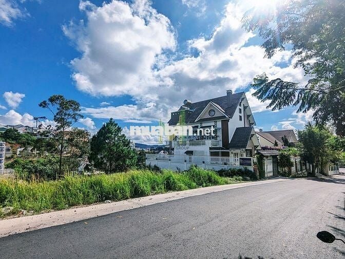 gửi bán lô đất 650m2 hai mặt tiền, full xây dựng đồi Huy Hoàng