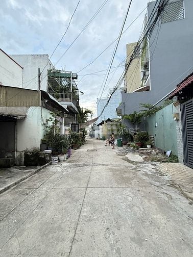 Tỉnh Lộ 10, 4x17m, 4 Tầng, 5 PN, Hẻm xe tải, Giá 5,2 Tỷ.