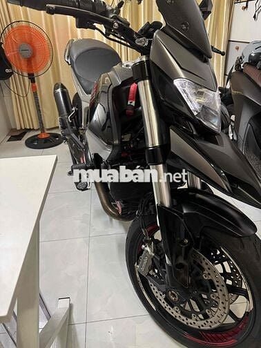 ducati hyperstrada 821