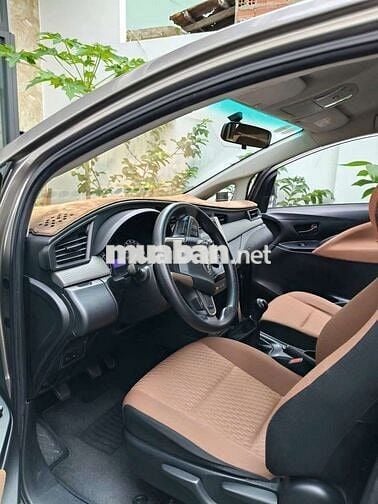 Toyota Innova E 2019 số sàn màu xám
