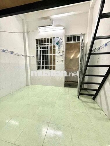 Phòng có gác ngay Cộng Hoà - Nhất Chi Mai