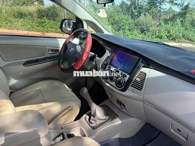 Toyota Innova 2.0E 2015 màu đen 8 chỗ