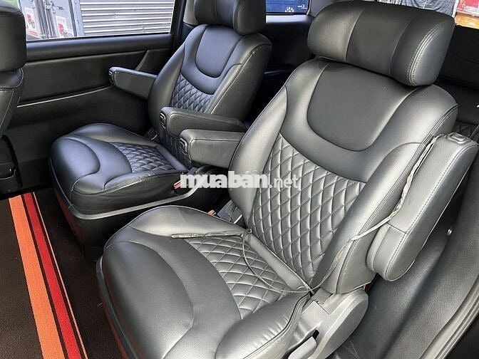 Ô tô Luxgen M7 màu đen 7 chỗ