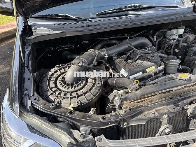 Toyota Innova 2.0E 2015 màu đen 8 chỗ