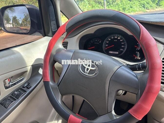 Toyota Innova 2.0E 2015 màu đen 8 chỗ