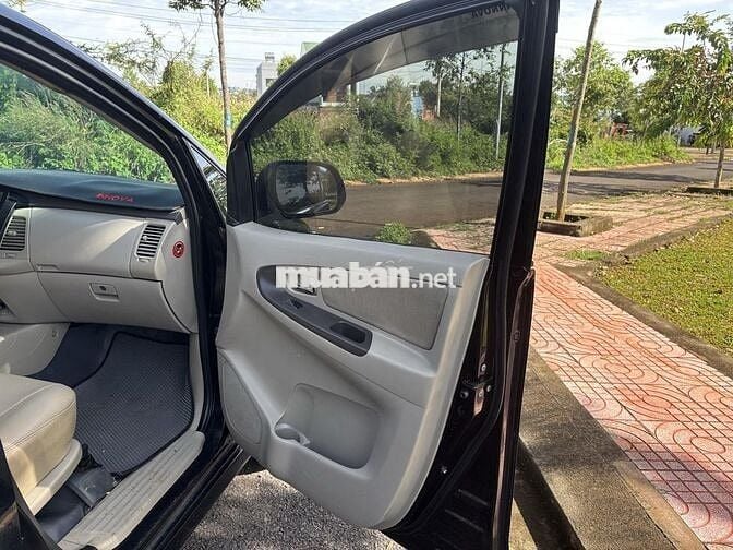 Toyota Innova 2.0E 2015 màu đen 8 chỗ