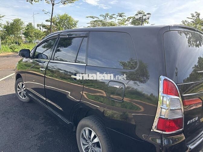 Toyota Innova 2.0E 2015 màu đen 8 chỗ