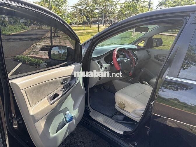 Toyota Innova 2.0E 2015 màu đen 8 chỗ