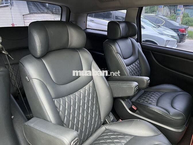 Ô tô Luxgen M7 màu đen 7 chỗ
