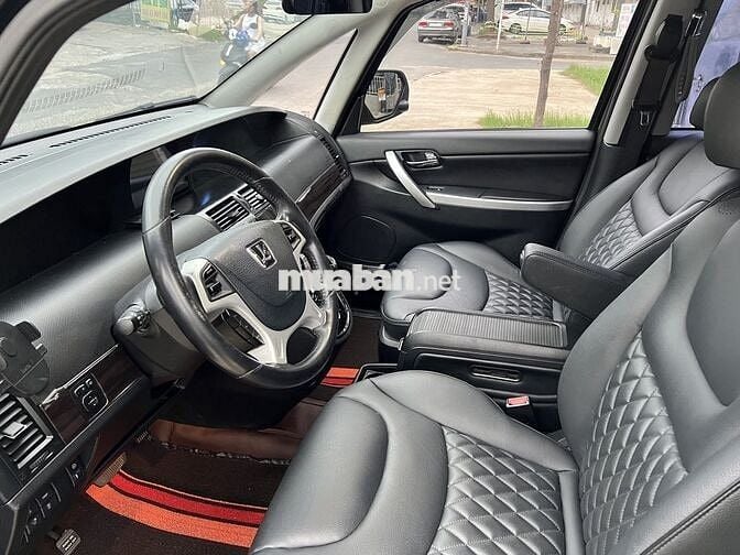 Ô tô Luxgen M7 màu đen 7 chỗ