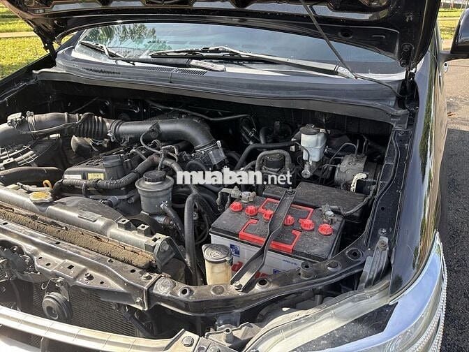 Toyota Innova 2.0E 2015 màu đen 8 chỗ