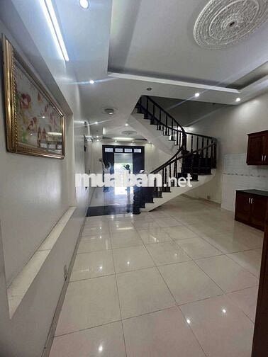 Cho thuê nhà 3 lầu gần chợ xóm vắng dĩ an