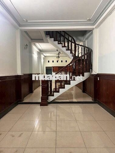 Nhà cho thuê mặt tiền gần Hội trường Đông hoà