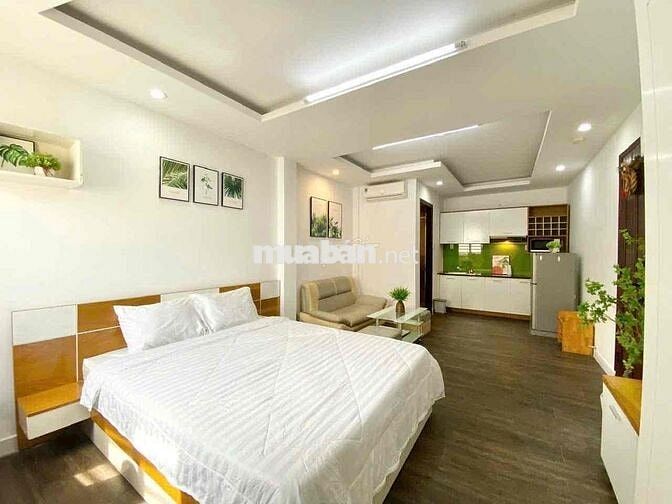 Căn hộ full nội thất cửa sổ lớn, sẵn ghế sofa ngay ngã tư hàng xanh