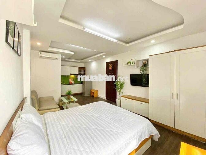 Căn hộ full nội thất cửa sổ lớn, sẵn ghế sofa ngay ngã tư hàng xanh
