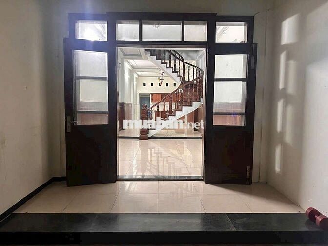Nhà cho thuê mặt tiền gần Hội trường Đông hoà