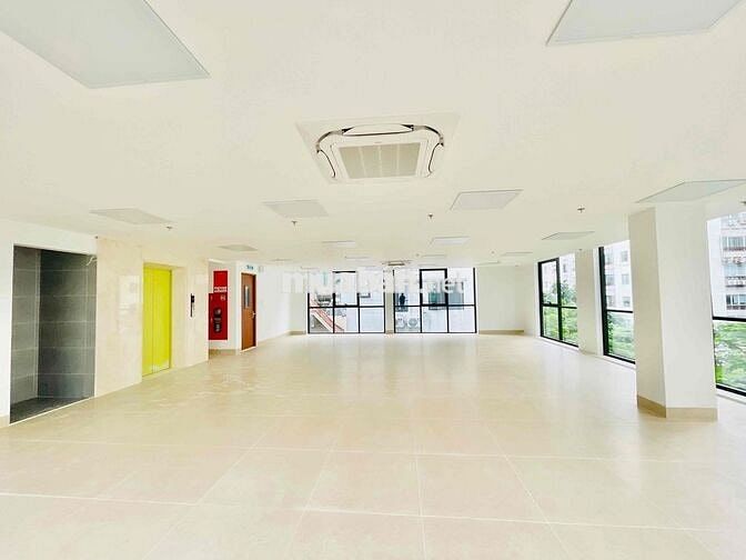 Chính chủ cho thuê văn phòng tại Lê Văn Lương 140m2 giá chỉ 30t